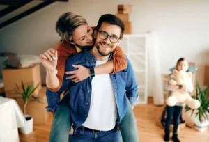 Ein glückliches Paar mit Kind in neuer Wohnung