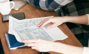 2 Menschen sehen sich Verträge an