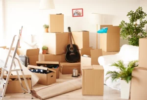 gepackte Kartons und Gegenstände für einen Umzug